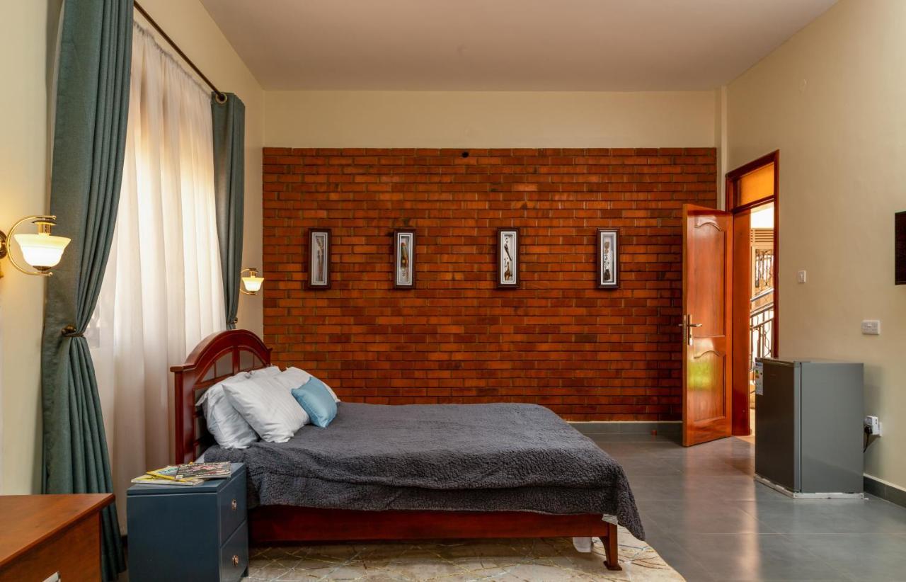 Fred And Winnie Bnb Kampala Exterior foto
